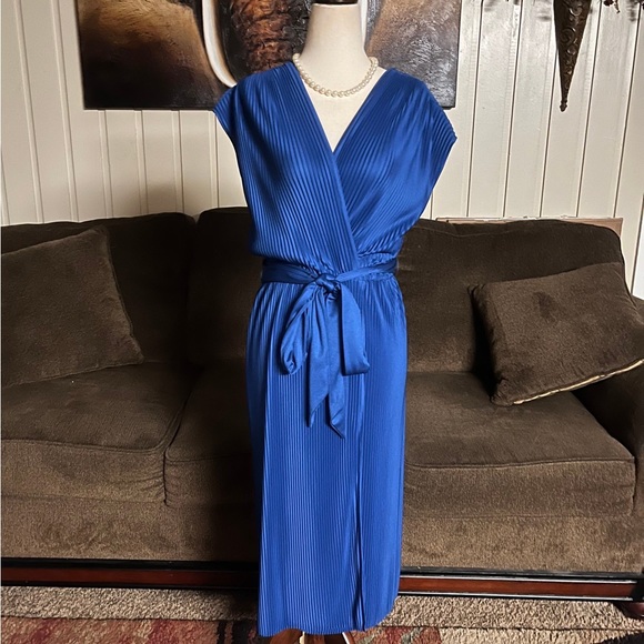 Lean On Klopman • Vintage • 1970’s • USA • Size 8 • Blue • Pleated • Dress - Picture 3 of 16